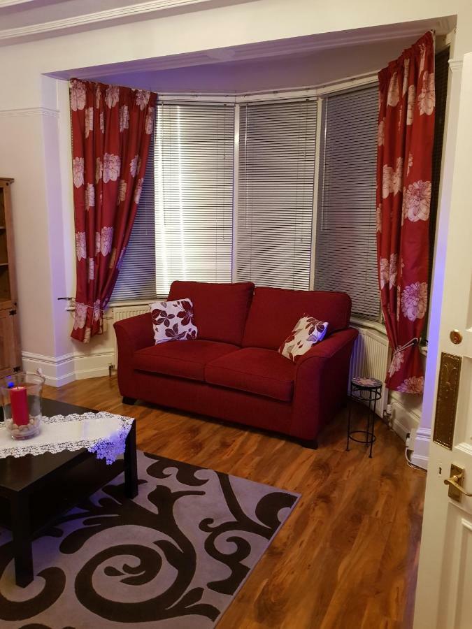 Beautiful Room In Victorian Family Home 일포드 외부 사진