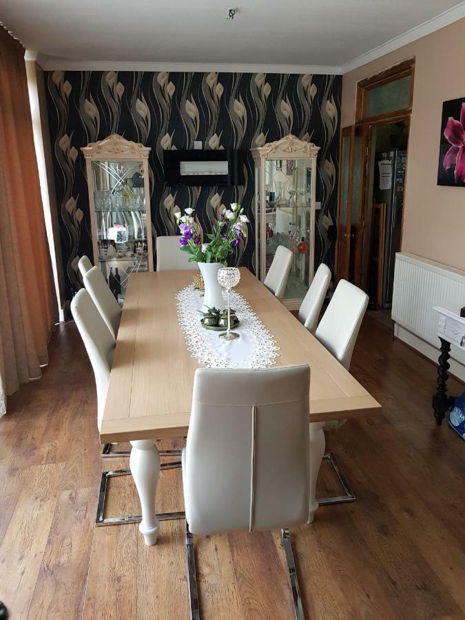 Beautiful Room In Victorian Family Home 일포드 외부 사진