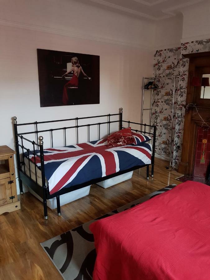 Beautiful Room In Victorian Family Home 일포드 외부 사진