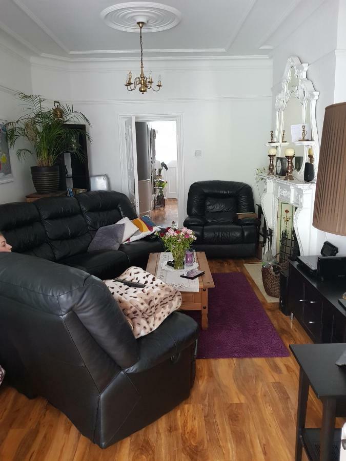 Beautiful Room In Victorian Family Home 일포드 외부 사진
